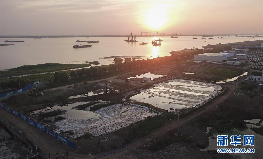 （新華視點(diǎn)·圖文互動(dòng)）（3）中央督察兩年有的絲毫未改，有的不減反增——江蘇泰興數(shù)萬(wàn)噸化工廢料和污泥堆放長(zhǎng)江邊調(diào)查