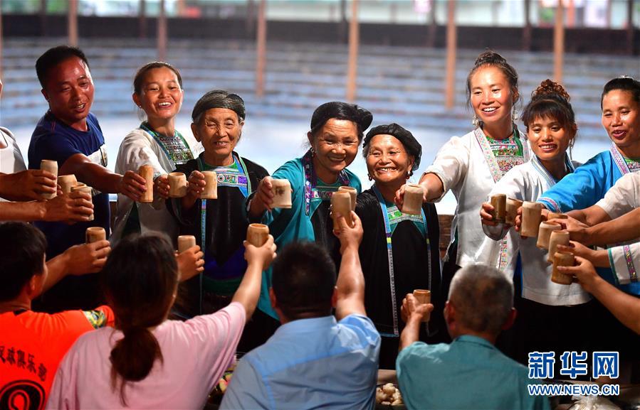 (社會)(1)苗山脫貧影像志——把苗寨搬進(jìn)景區(qū) 讓貧困戶住進(jìn)城里