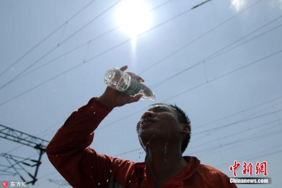 資料圖：高溫下的人。胡國林 攝 圖片來源：東方IC 版權(quán)作品 請(qǐng)勿轉(zhuǎn)載