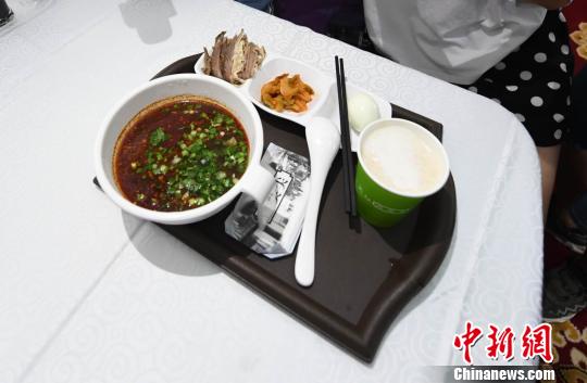 圖為“環(huán)西部火車游Y667/8次”列車上推出蘭州牛肉面套餐，套餐38元，有一碗牛肉面、一碟牛肉、一個雞蛋、一份小菜、一份甜胚子。　楊艷敏 攝