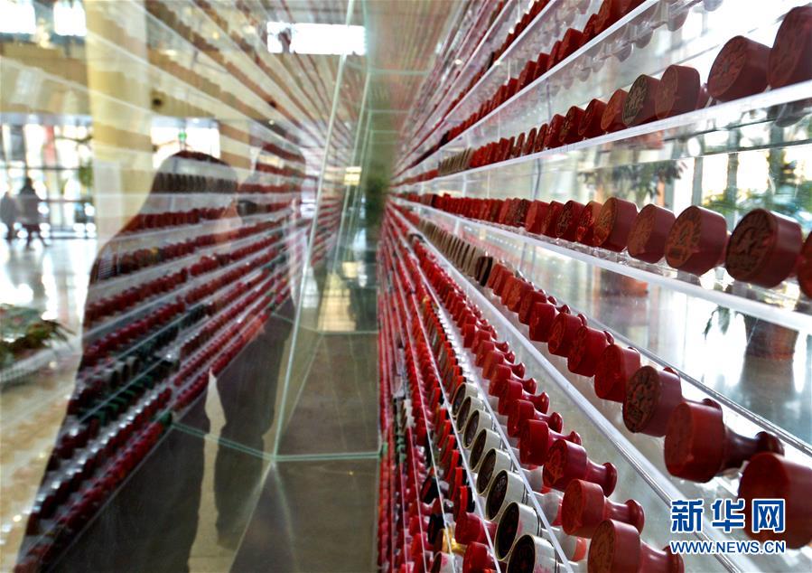 (新華全媒頭條·改革開放40年變遷系列述評·圖文互動)(7)堅強的保障——改革開放40年變遷系列述評政治篇