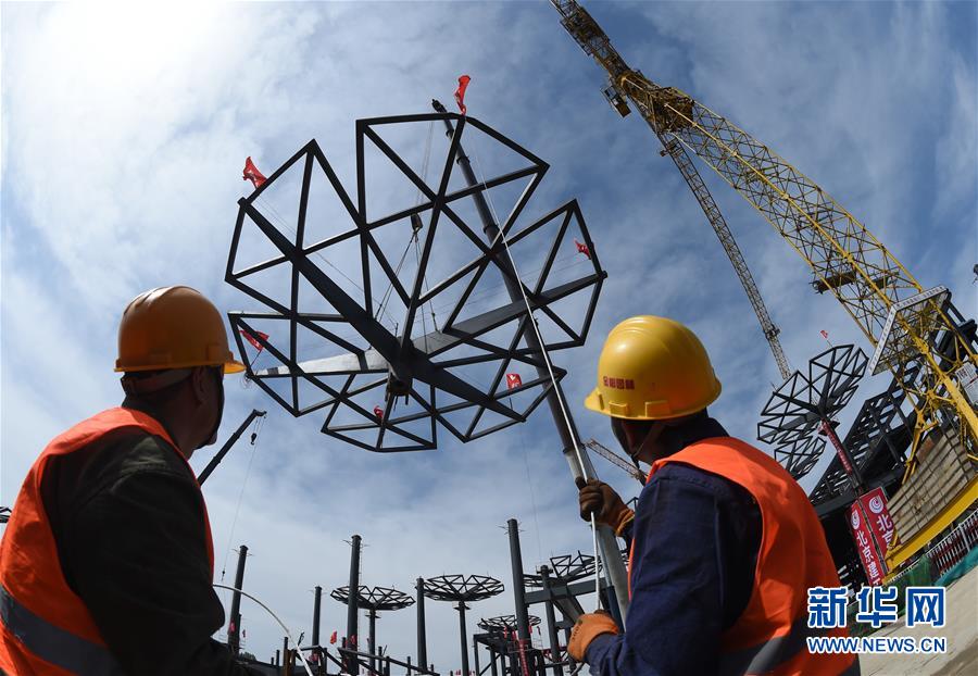 （新華全媒頭條·圖文互動(dòng)）（2）領(lǐng)航！向著高質(zhì)量發(fā)展堅(jiān)定前行——以習(xí)近平同志為核心的黨中央引領(lǐng)中國經(jīng)濟(jì)發(fā)展述評