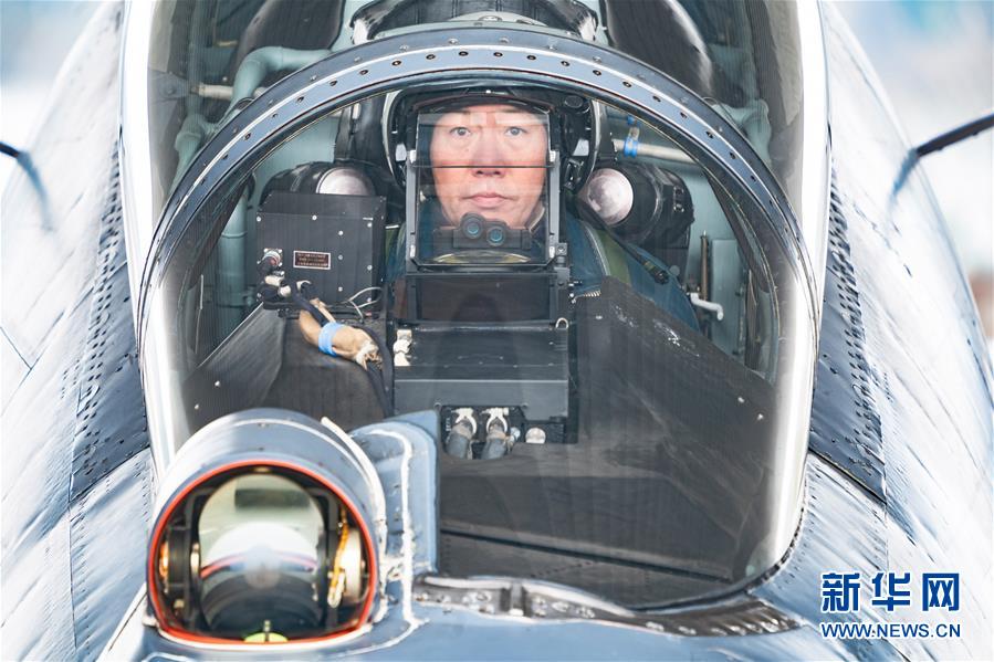 （新華全媒頭條·圖文互動(dòng)）（2）戰(zhàn)鷹，為祖國奮飛——記空軍航空兵某旅旅長、特級(jí)飛行員郝井文