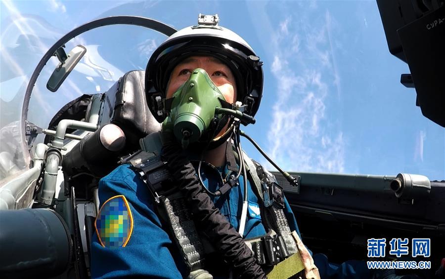 （新華全媒頭條·圖文互動(dòng)）（6）戰(zhàn)鷹，為祖國奮飛——記空軍航空兵某旅旅長、特級(jí)飛行員郝井文