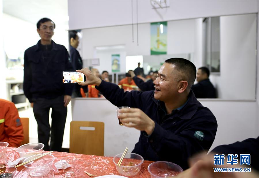 (新春走基層·圖文互動)(2)老楊20多年除夕夜的堅(jiān)守