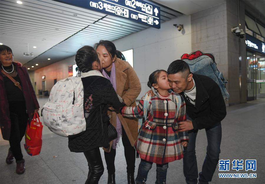 (新華全媒頭條·七樂無窮·春節(jié)·圖文互動)(1)變化中彰顯中國發(fā)展活力——透視過年方式之變