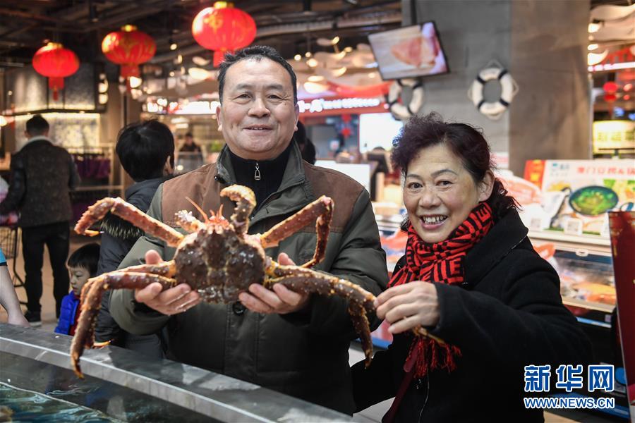 (新華全媒頭條·七樂無窮·春節(jié)·圖文互動)(2)變化中彰顯中國發(fā)展活力——透視過年方式之變