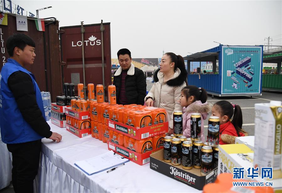 (新華全媒頭條·七樂無窮·春節(jié)·圖文互動)(3)變化中彰顯中國發(fā)展活力——透視過年方式之變