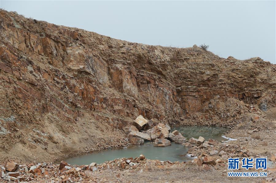 （新華視點(diǎn)·圖文互動(dòng)）（1）挖掘作業(yè)距漢墓中心僅20米，村民住房出現(xiàn)裂縫……“造地”如何變挖山？