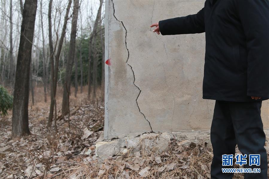 （新華視點(diǎn)·圖文互動(dòng)）（3）挖掘作業(yè)距漢墓中心僅20米，村民住房出現(xiàn)裂縫……“造地”如何變挖山？
