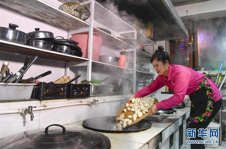 （在習(xí)近平新時代中國特色社會主義思想指引下——新時代新作為新篇章·圖文互動）（6）三年，從無名小屯到聲名遠播——這個“雪鄉(xiāng)”是如何做到的？