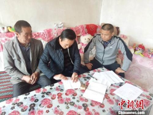 資料圖：圖為扶貧隊(duì)伍進(jìn)貧困戶里，給貧困戶宣講政策?！＄娦?攝