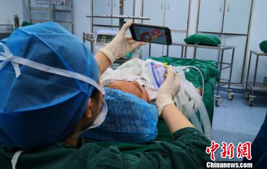 手術(shù)室里的“臨時(shí)爸媽”:游戲和安撫減輕孩子恐懼感