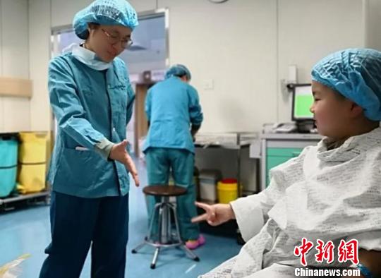 圖為:醫(yī)護(hù)人員和孩子做游戲緩解恐懼感 鄭燕國 攝 圖為:醫(yī)護(hù)人員和孩子做游戲緩解恐懼感 鄭燕國 攝