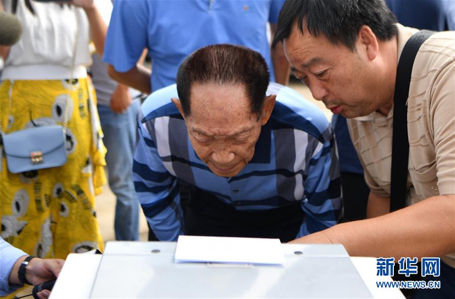 (愛(ài)國(guó)情 奮斗者·圖文互動(dòng))(4)一顆稻谷里的愛(ài)國(guó)情懷——記“雜交水稻之父”袁隆平