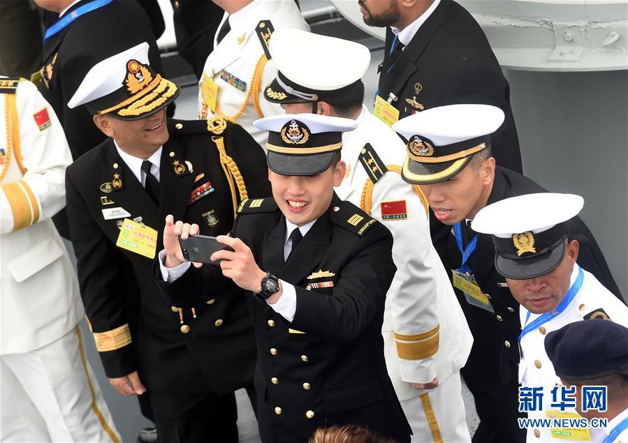 (新華全媒頭條·人民海軍70年·圖文互動(dòng))(15)奏響新時(shí)代海上和平樂章——人民海軍成立70周年海上閱兵活動(dòng)紀(jì)實(shí)