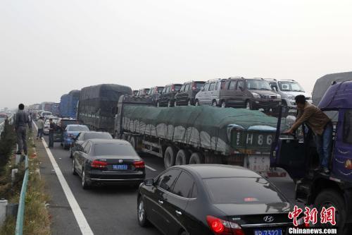 資料圖：高速擁堵不堪。<a target='_blank' ><p  align=