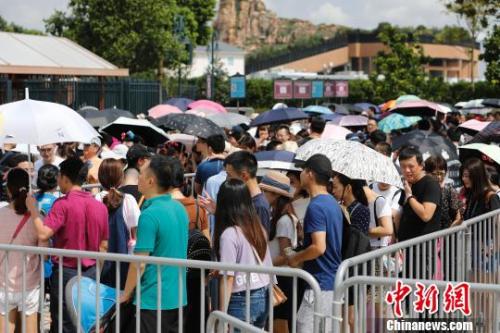 資料圖：游客排隊等待安檢。殷立勤 攝