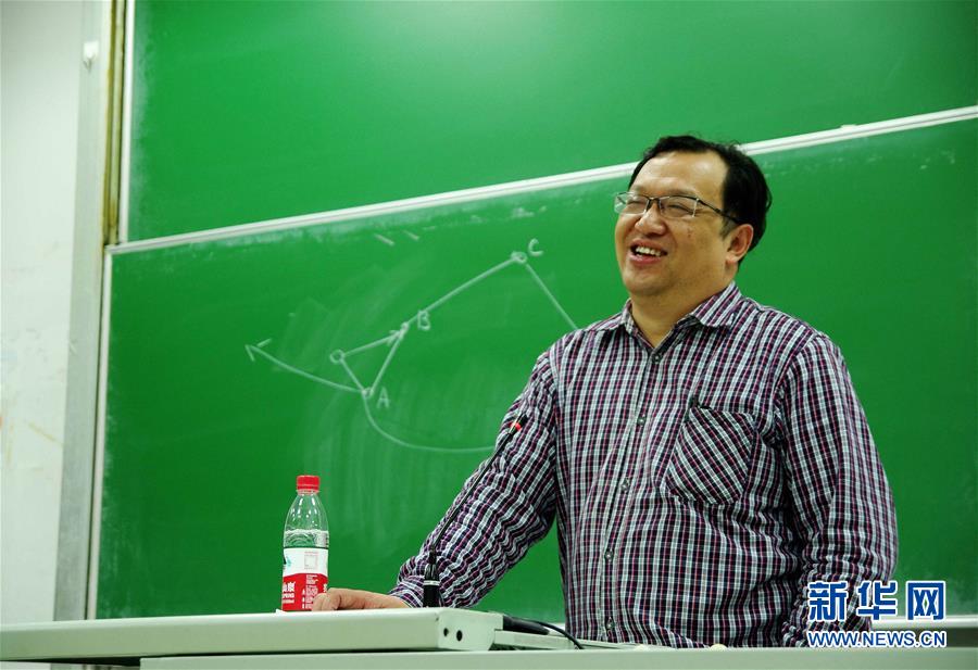 （新華全媒頭條·圖文互動(dòng)）（9）鍛造領(lǐng)航復(fù)興的中流砥柱——寫在“不忘初心、牢記使命”主題教育即將啟動(dòng)之際