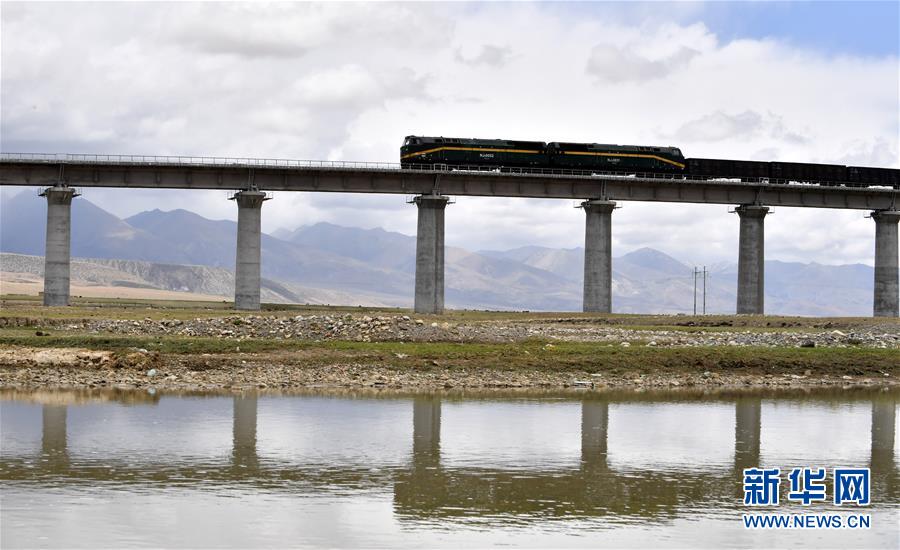 (新華全媒頭條·壯麗70年·奮斗新時(shí)代·圖文互動(dòng))(16)開拓雪域高原的夢想之路——來自青藏鐵路的蹲點(diǎn)報(bào)告