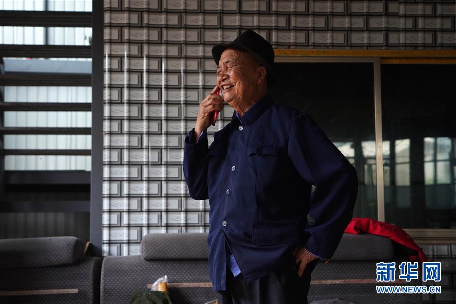 (圖文互動(dòng))(2)布朗族老人巖章應(yīng):我從原始社會(huì)走來……