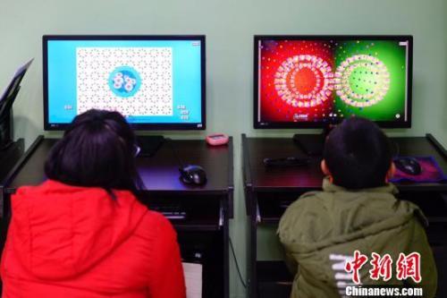 資料圖：圖為兩名兒童檢查視力。賀俊怡 攝