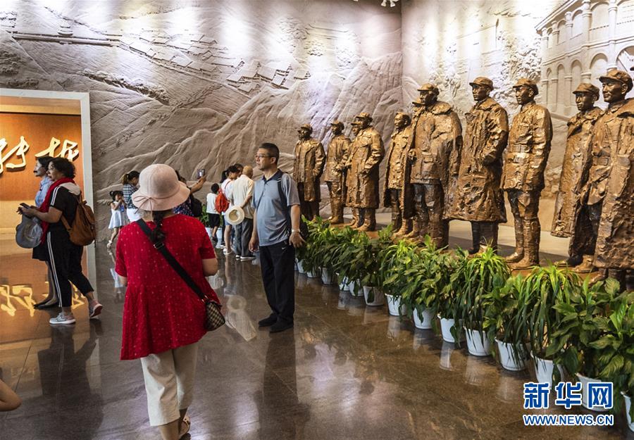 （新華全媒頭條·壯麗70年·奮斗新時(shí)代——記者再走長征路·圖文互動(dòng)）（8）偉大轉(zhuǎn)折是怎樣發(fā)生的——重回遵義會(huì)議現(xiàn)場(chǎng)