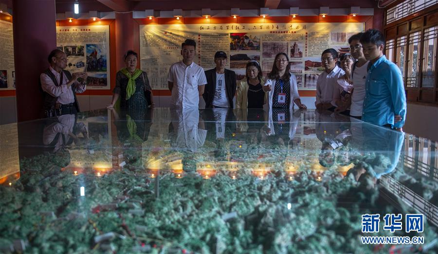 (壯麗70年·奮斗新時(shí)代——記者再走長(zhǎng)征路·圖文互動(dòng))(4)龍?jiān)?ldquo;獻(xiàn)”圖: “助力”巧渡金沙江