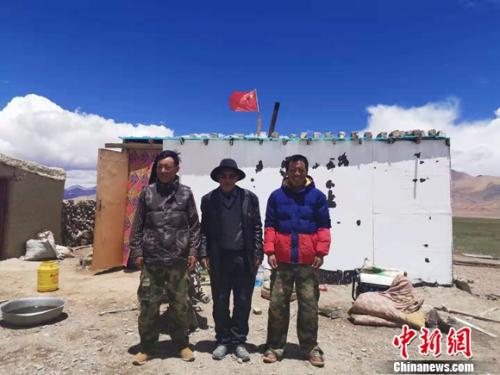 圖為黨確桑布和兩個(gè)兒子。 謝藝觀 攝