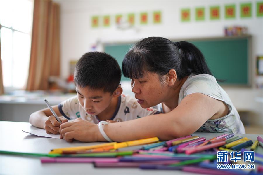 (壯麗70年·奮斗新時代——共和國發(fā)展成就巡禮·圖文互動)(5)優(yōu)先發(fā)展 奠基未來——共和國教育事業(yè)發(fā)展成就巡禮