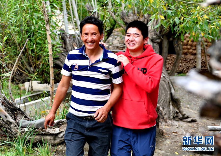 （在習(xí)近平新時代中國特色社會主義思想指引下——新時代新作為新篇章·總書記關(guān)心的百姓身邊事·圖文互動)（3）“我走進(jìn)大山，是為了讓你走出大山”——大學(xué)生支教故事