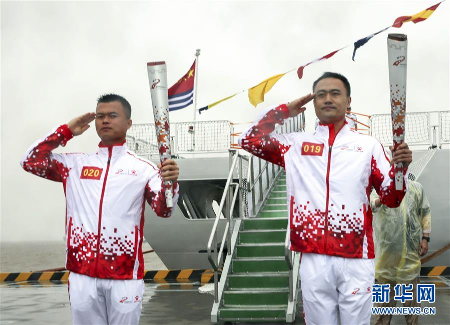 (體育)(4)第七屆世界軍人運動會火炬?zhèn)鬟f活動在海軍“和平方舟”站舉行