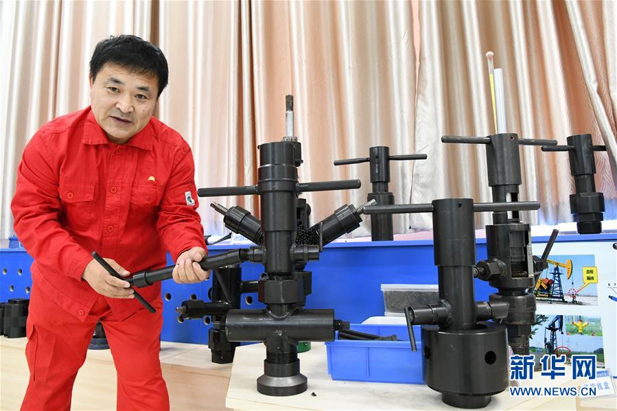 (圖文互動(dòng))(1)當(dāng)好標(biāo)桿旗幟 建設(shè)百年油田——寫(xiě)在大慶油田發(fā)現(xiàn)60周年之際