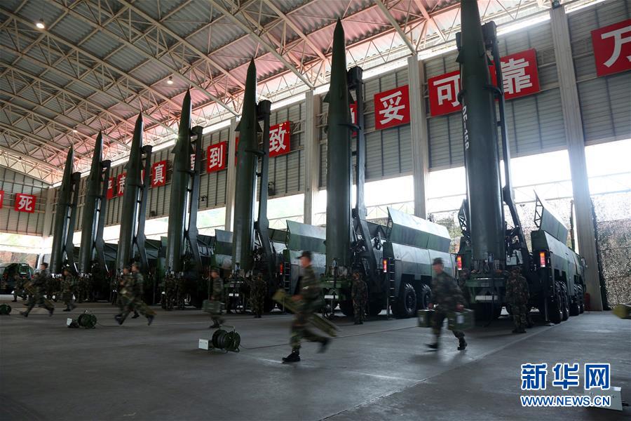 （新華全媒頭條·圖文互動）（11）沿著中國特色強軍之路闊步前進——黨中央、中央軍委領(lǐng)導推進國防和軍隊建設70年紀實