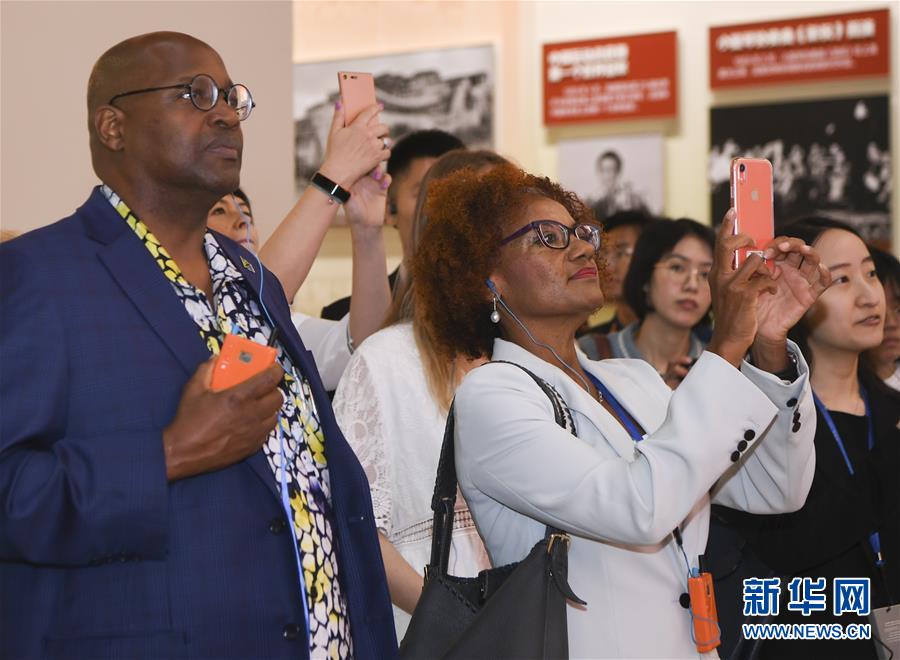 (圖文互動(dòng))(3)讓友誼輝映未來(lái)——記“友誼勛章”獲得者及代表參觀(guān)慶祝中華人民共和國(guó)成立70周年大型成就展