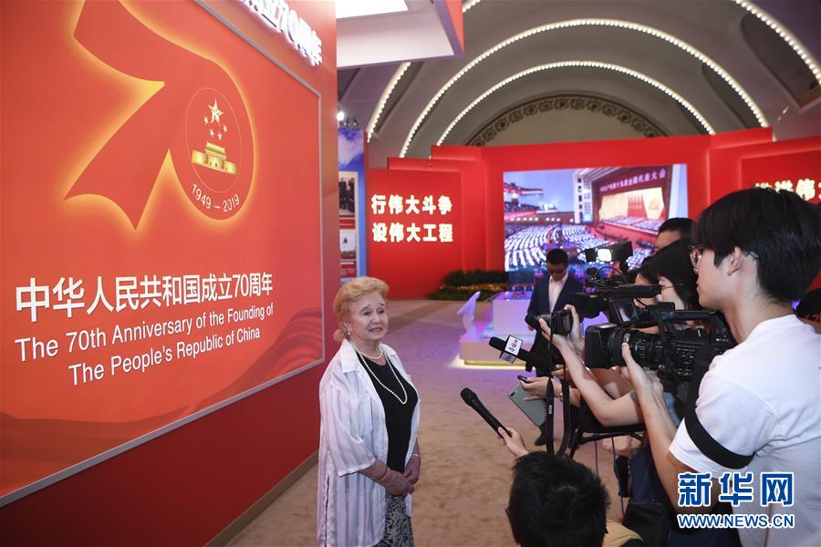 (圖文互動(dòng))(2)讓友誼輝映未來(lái)——記“友誼勛章”獲得者及代表參觀(guān)慶祝中華人民共和國(guó)成立70周年大型成就展