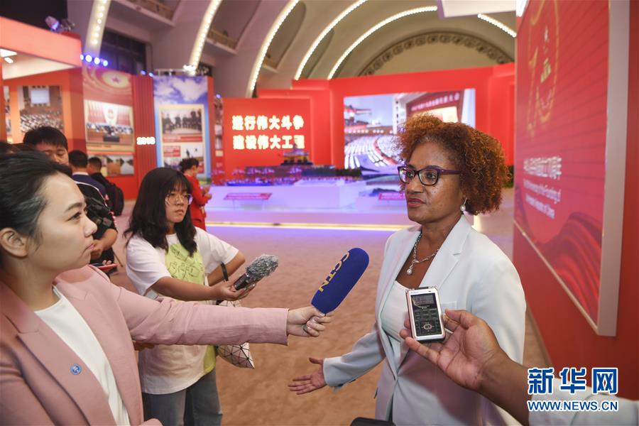 (圖文互動(dòng))(5)讓友誼輝映未來(lái)——記“友誼勛章”獲得者及代表參觀(guān)慶祝中華人民共和國(guó)成立70周年大型成就展