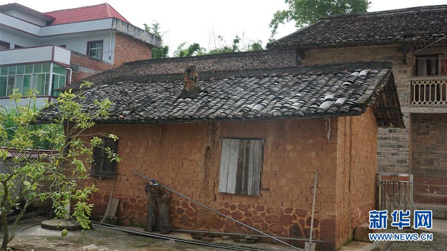 (新華全媒頭條·圖文互動)(2)守望80年的土房 永恒不變的初心——贛南蘇區(qū)曹承鳳家“三棟房”記事