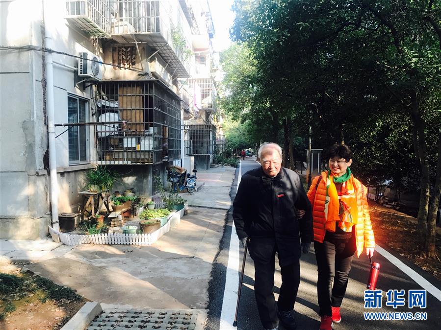 （新華全媒頭條·圖文互動(dòng)）（8）滄海橫流 信仰彌堅(jiān)——記共產(chǎn)黨員、湘潭大學(xué)九旬教授滄南