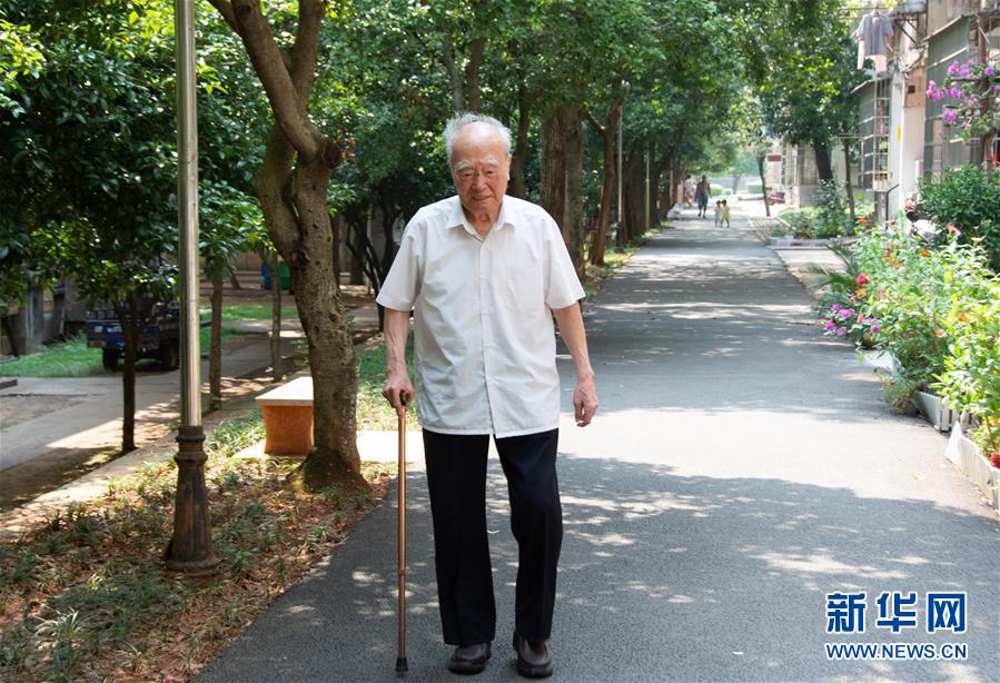 （新華全媒頭條·圖文互動(dòng)）（9）滄海橫流 信仰彌堅(jiān)——記共產(chǎn)黨員、湘潭大學(xué)九旬教授滄南