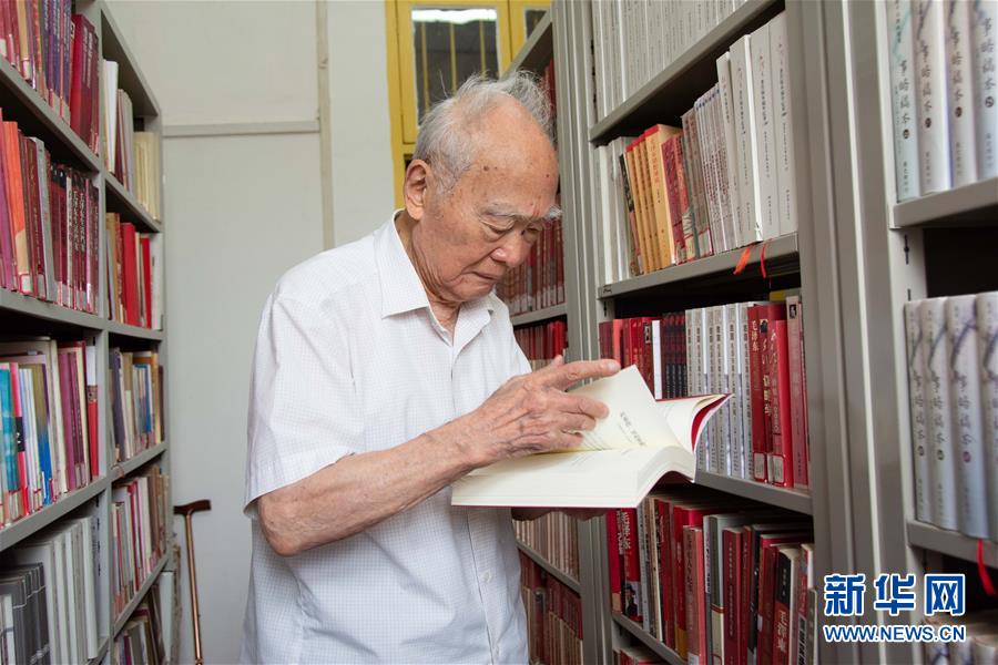 （新華全媒頭條·圖文互動(dòng)）（6）滄海橫流 信仰彌堅(jiān)——記共產(chǎn)黨員、湘潭大學(xué)九旬教授滄南