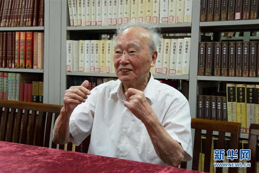 （新華全媒頭條·圖文互動(dòng)）（5）滄海橫流 信仰彌堅(jiān)——記共產(chǎn)黨員、湘潭大學(xué)九旬教授滄南