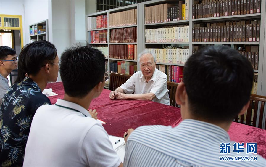 （新華全媒頭條·圖文互動(dòng)）（4）滄海橫流 信仰彌堅(jiān)——記共產(chǎn)黨員、湘潭大學(xué)九旬教授滄南