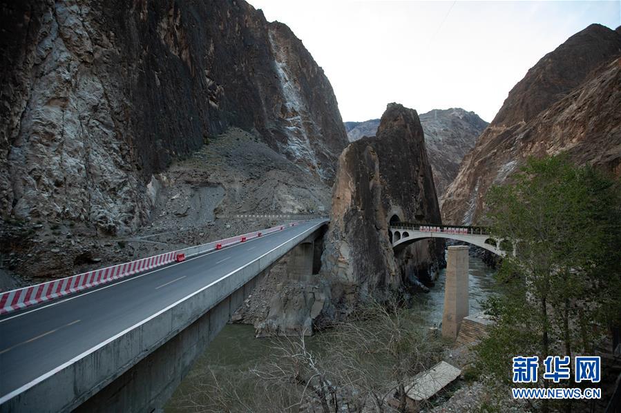 （新華全媒頭條·圖文互動）（8）格?；ㄩ_滿天路——寫在川藏公路通車65周年之際