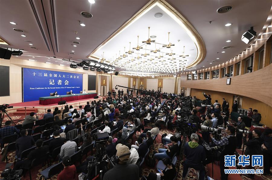 （兩會(huì)）（4）國(guó)務(wù)院扶貧辦主任劉永富就“攻堅(jiān)克難——堅(jiān)決打贏脫貧攻堅(jiān)戰(zhàn)”答記者問