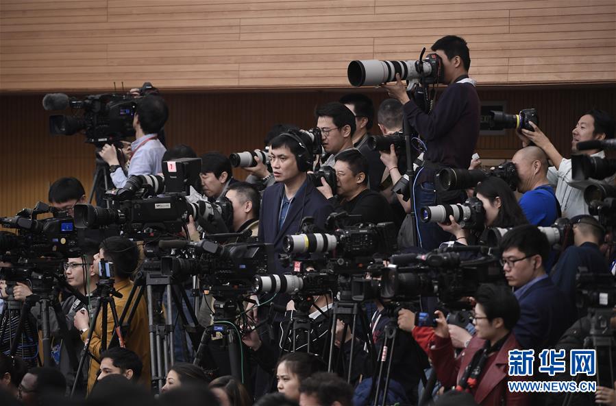 （兩會(huì)·XHDW）（9）商務(wù)部部長鐘山等就“促進(jìn)形成強(qiáng)大國內(nèi)市場 推動(dòng)全方位對(duì)外開放”答記者問