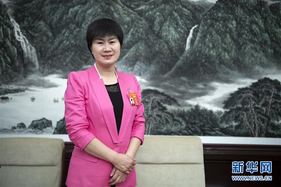 (兩會·圖片故事)(10)全國人大代表馬恒燕:讓城鄉(xiāng)學生共享“互聯網+教育”優(yōu)質資源