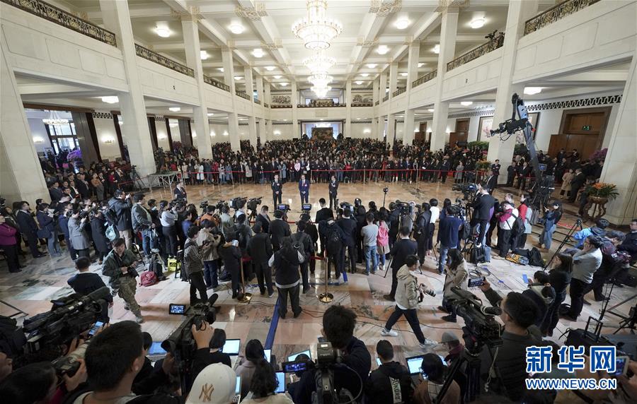 （兩會(huì)·面對(duì)面·XHDW）（12）全國(guó)政協(xié)委員接受采訪(fǎng)