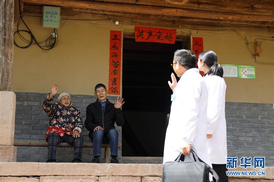 (新華全媒頭條·圖文互動(dòng))(1)為基層松綁減負(fù) 促干部擔(dān)當(dāng)作為——以習(xí)近平同志為核心的黨中央推進(jìn)“基層減負(fù)年”工作綜述