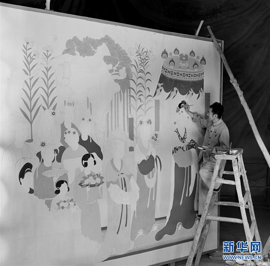 (時代先鋒·圖文互動)(5)此生不悔入沙海 勇?lián)厝问家娊?mdash;—敦煌研究院文物保護(hù)利用群體群像